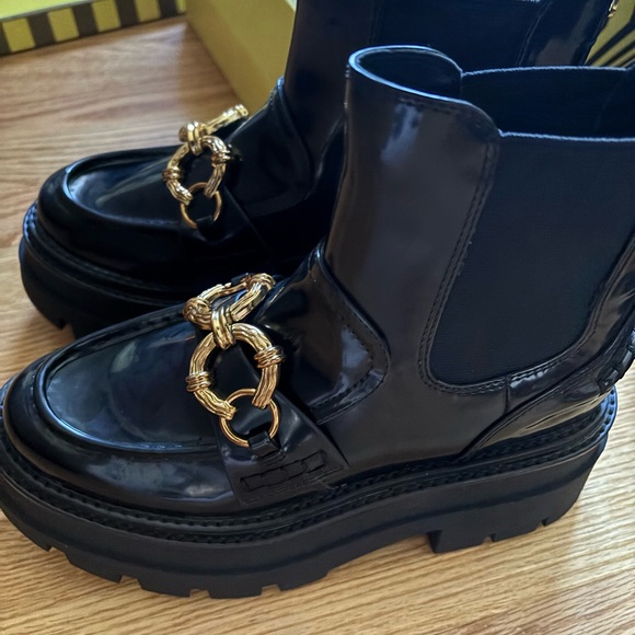 Women’s Brooks Lug Sole Boots - Picture 5 of 7